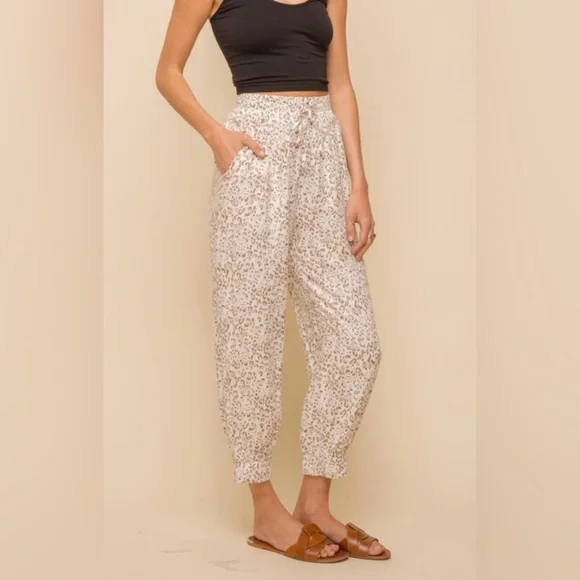 **LAST ONE!!** 3/4 LENGTH LEOPARD JOGGER PANTS 💛 🐆 - Picture 4 of 6